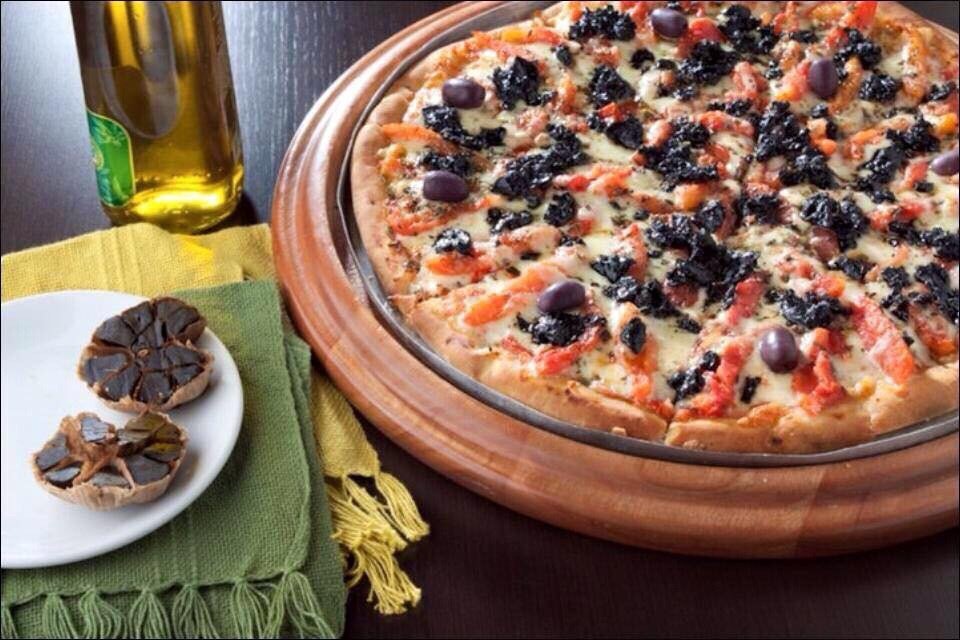 Pizza de Alho Negro do Sítio