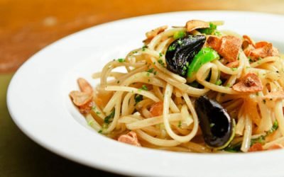 Spaghetti com alho negro, manteiga e tomate concassé