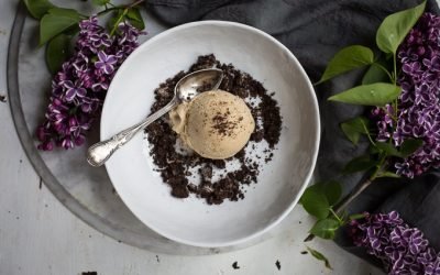 Sorvete de Alho Negro com Crumble de Oreo