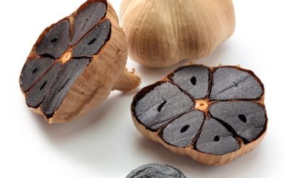 Alho negro e saúde: o que a ciência observa sobre esse alimento