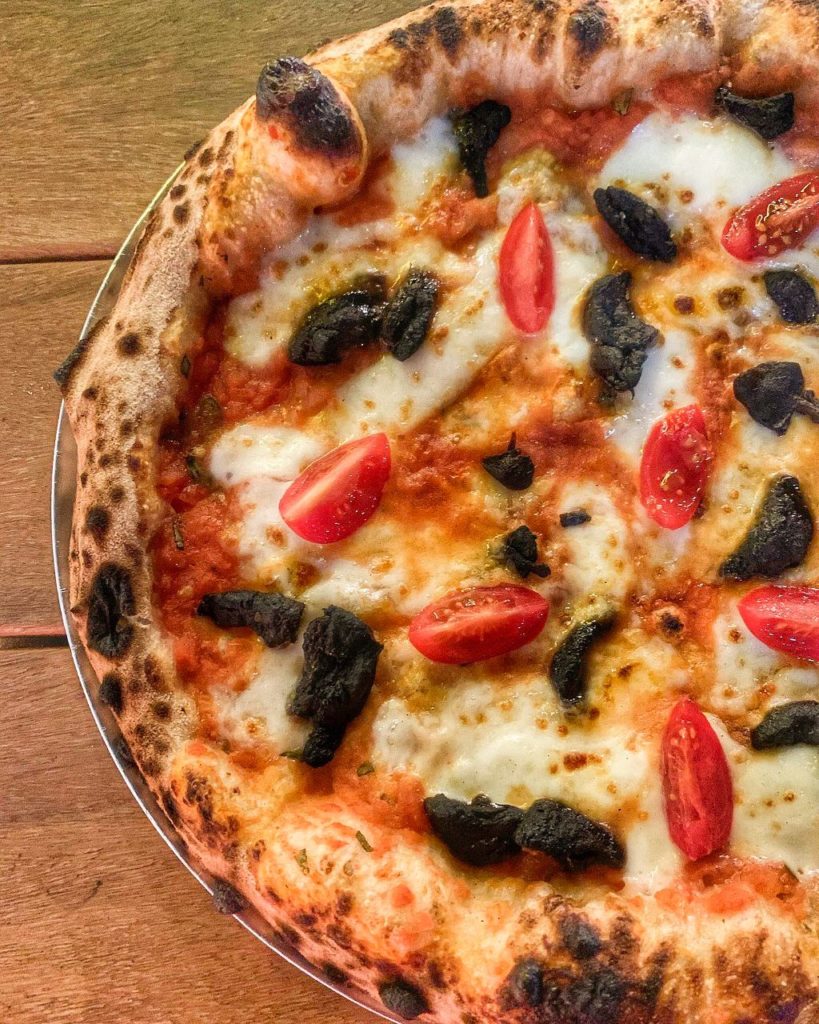 Pizza de Alho Negro da Di Bari Pizza