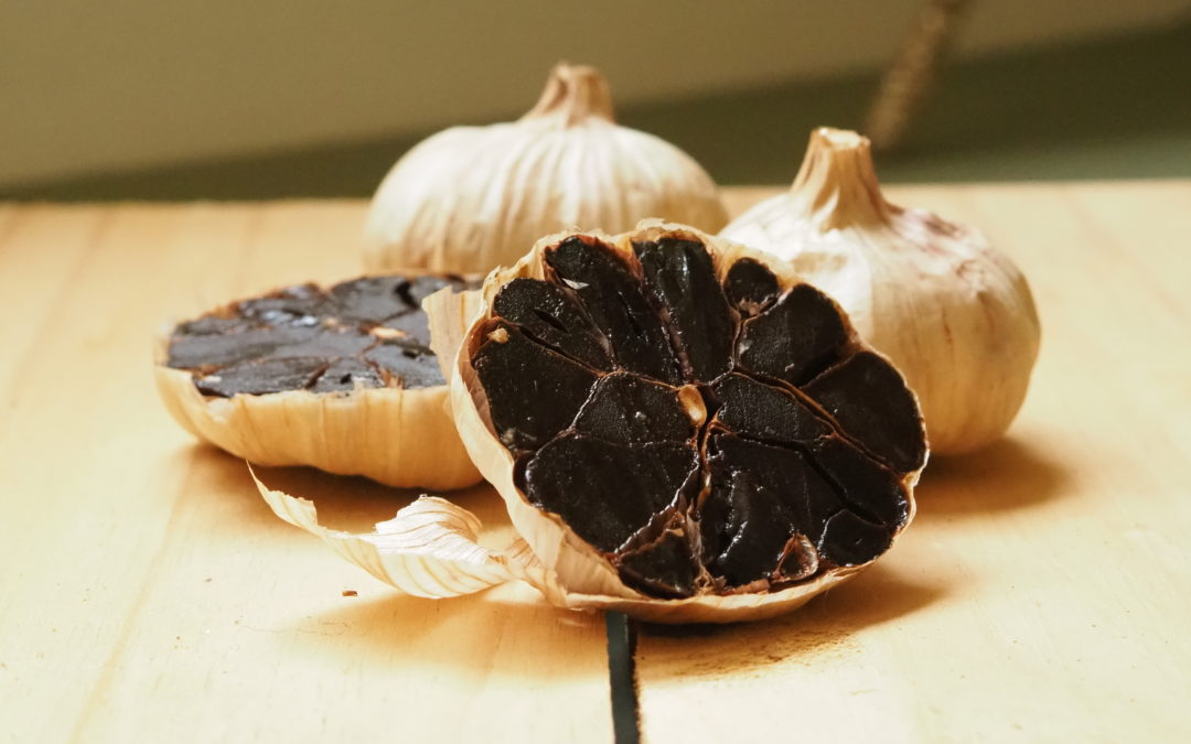 O alho negro é incrivelmente saboroso, diferenciado e tem mais vantagens que o comum