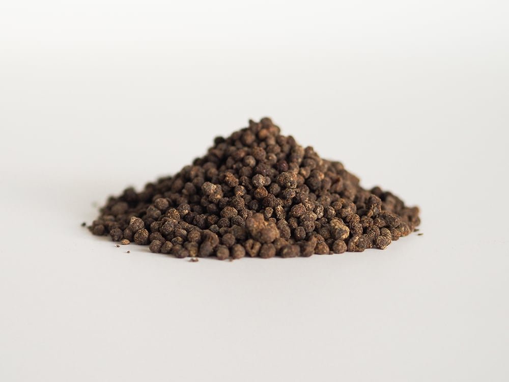Crispy de Alho Negro em tigela branca