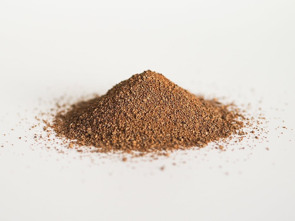 Pó de Alho Negro em tigela branca