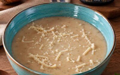 Caldo cremoso de mandioca com Pasta de Alho Negro