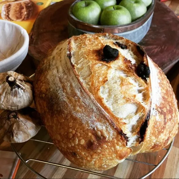 Pão de fermentação levain com Alho Negro