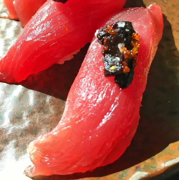 Sushi de atum com alho negro e ovas
