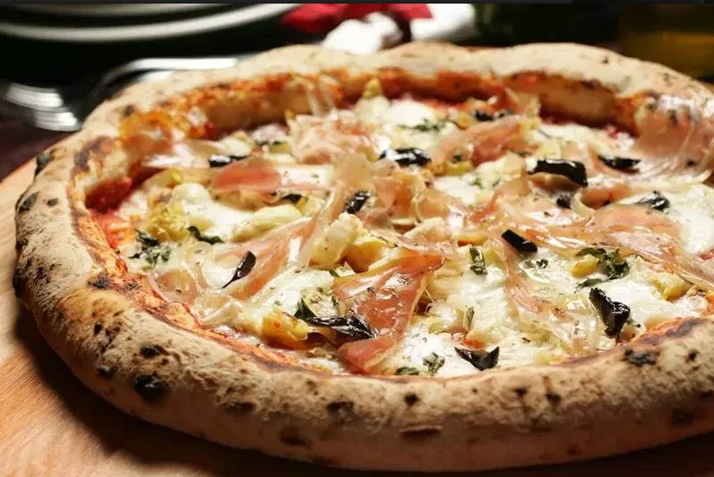 Pizza com alho negro – Graça di Napolli
