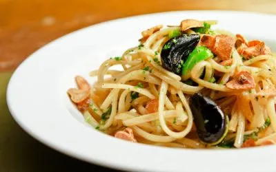Spaghetti com alho negro, manteiga e tomate concassé