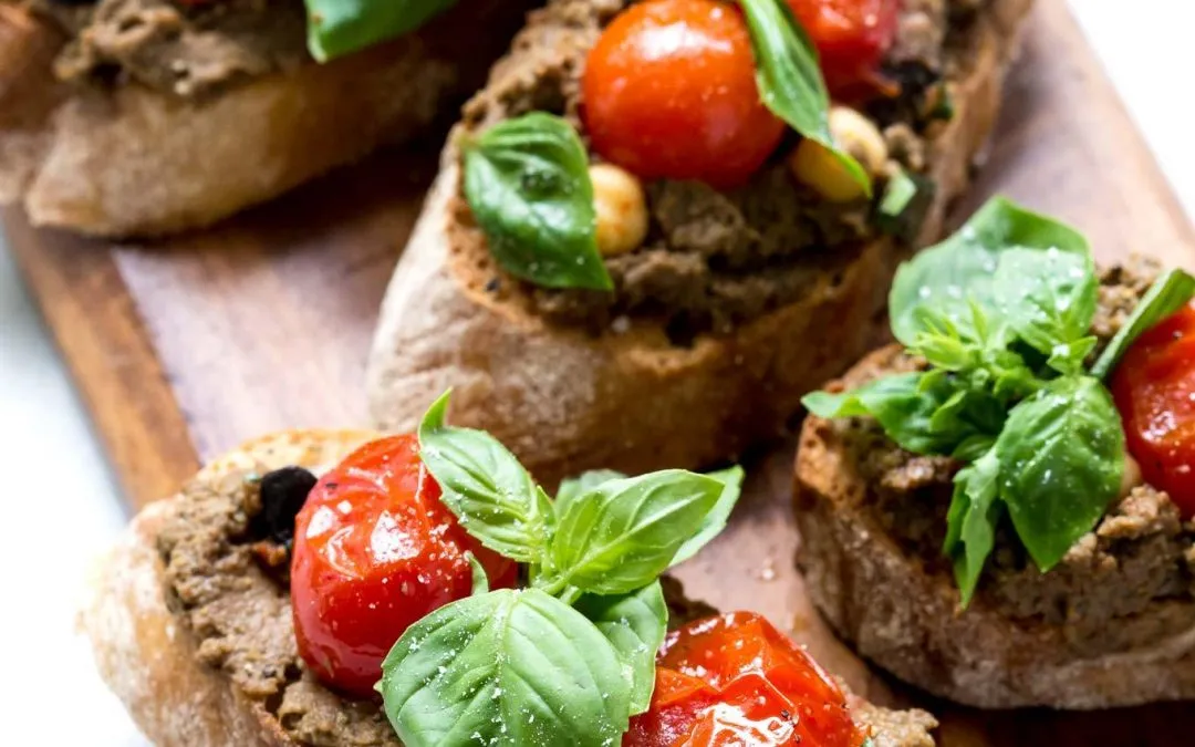 Ciabatta com Homus de Alho Negro e Tomatinho Cereja