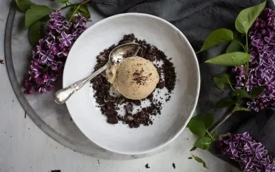 Sorvete de Alho Negro com Crumble de Oreo