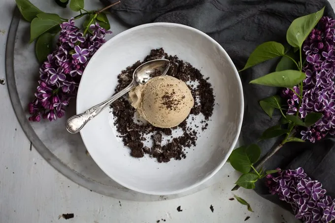 Sorvete de Alho Negro com Crumble de Oreo