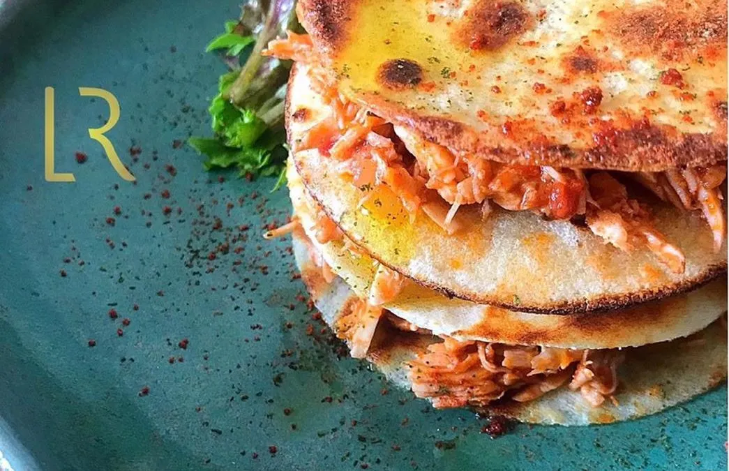 Panquecas com frango defumado e alho negro