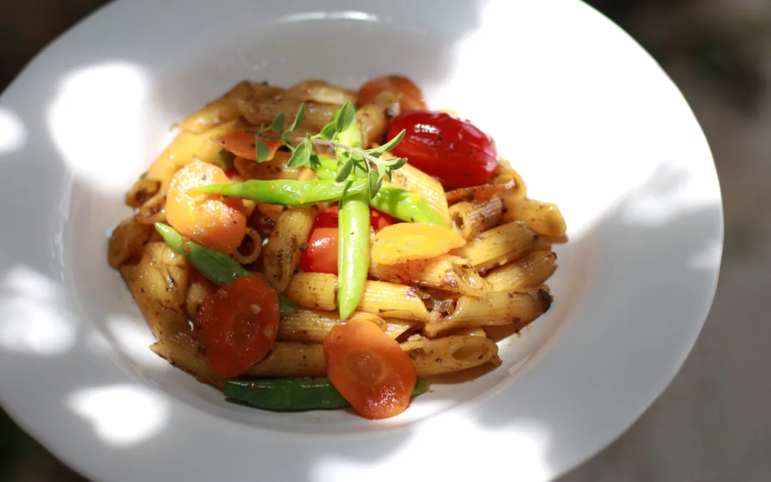 Pasta Primavera com Pesto de Alho Negro