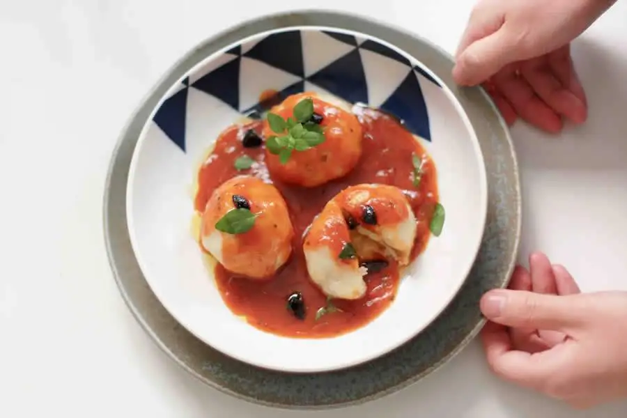 Nhoque Recheado com Queijo e Alho Negro