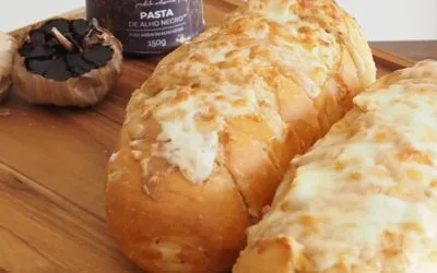 Pão de alho com pasta de Alho Negro